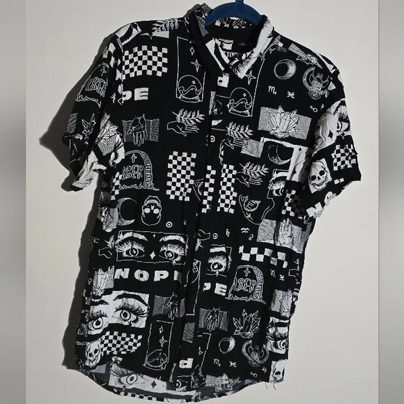 Hot Topic Monochrome Graphic Men's Shirt - Picture 2 of 4